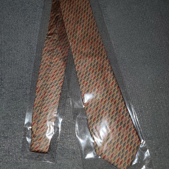 TAN/GOLD TIE WITH DIAMOND PATTERN NEW - Picture 2 of 6
